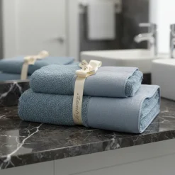 Coppia di asciugamani in spugna set 1+1 con bordo in lino bluette